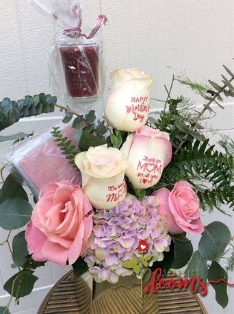 Customizable Bouquet with personalized roses, chocolates and candle